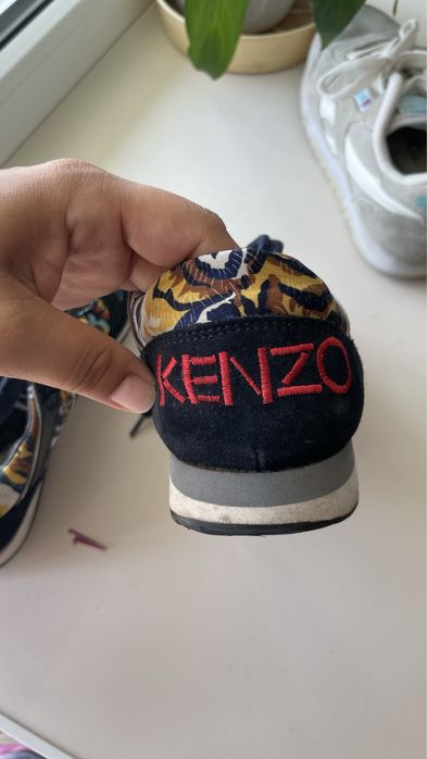 Продам женские кроссовки