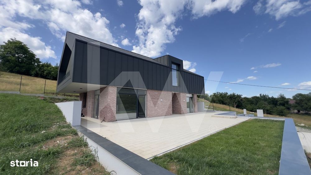 Casa arhitectura moderna cu panorama spre Muntii Fagaras si Cetatea Ci