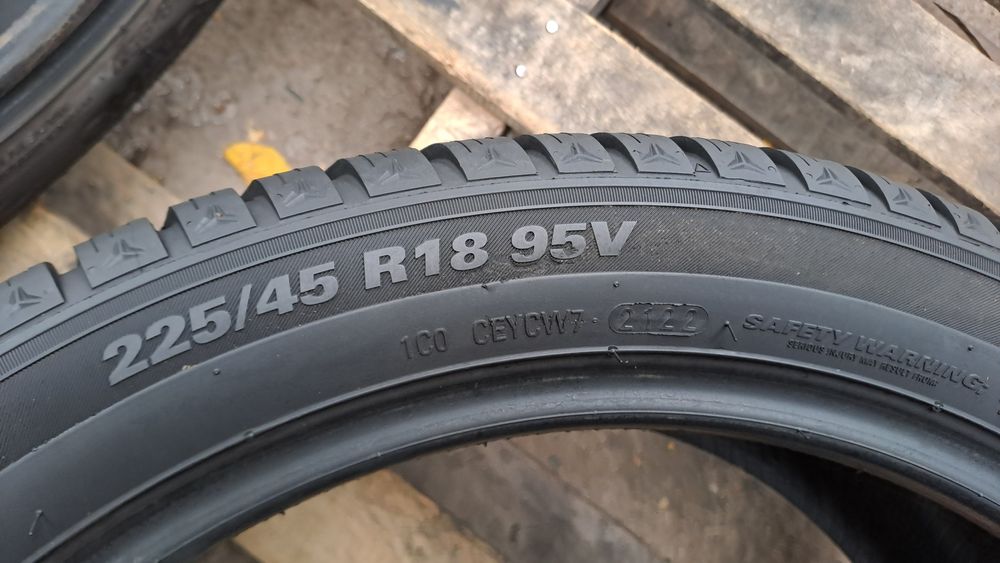 2бр. Почти Нови 225/45/18 Kumho Wintercraft WP 52