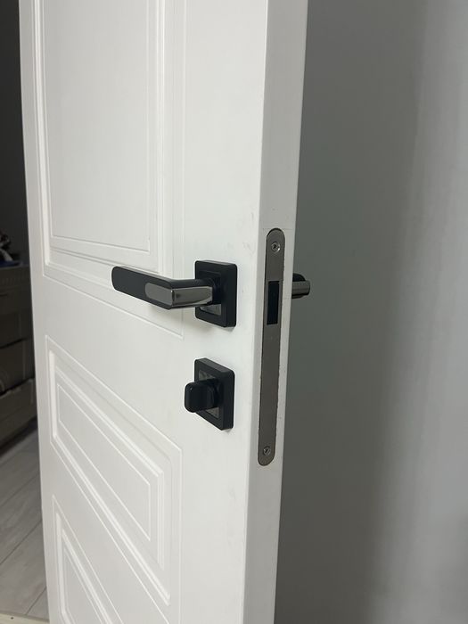 Установка межкомнатных выходных дверей. Есік