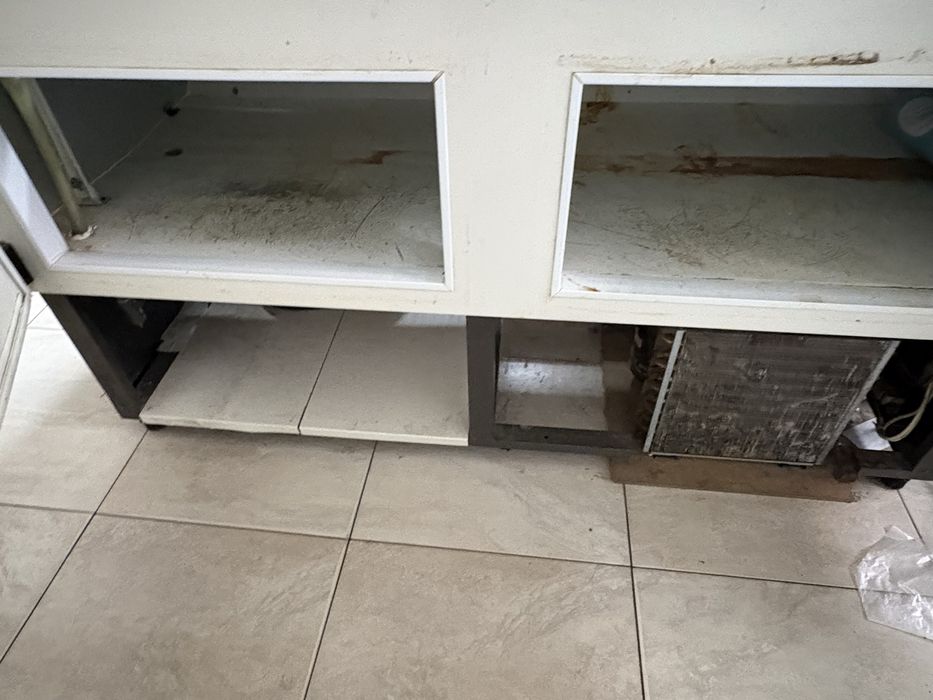 Стъпаловидни дървени стелажи и други неща