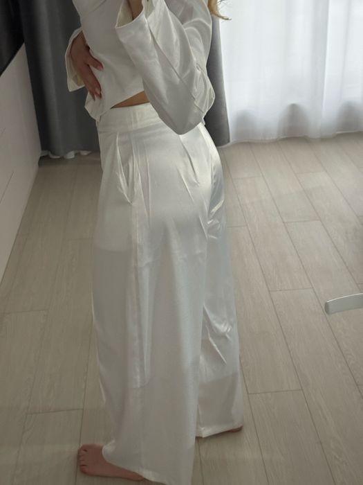 Top satinat albastru deschis cu nasturi & dantelă Zara / NOU