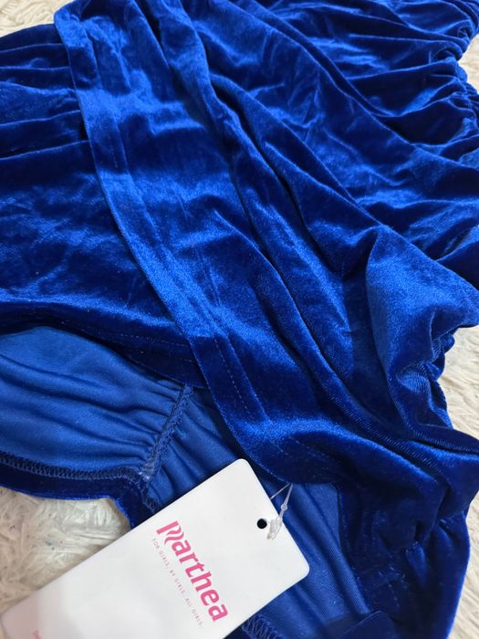 Велурена синя рокля