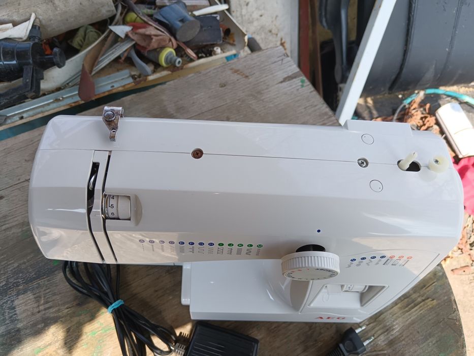 Mașina de cusut electrica cu pedală, AEG