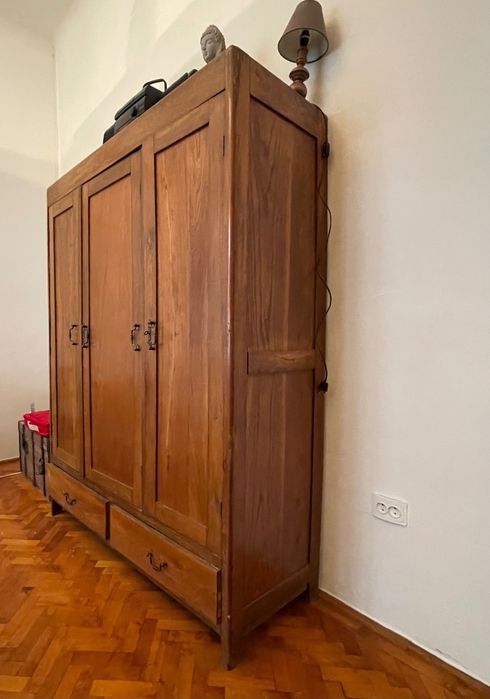 Dulap antic din lemn de cireș