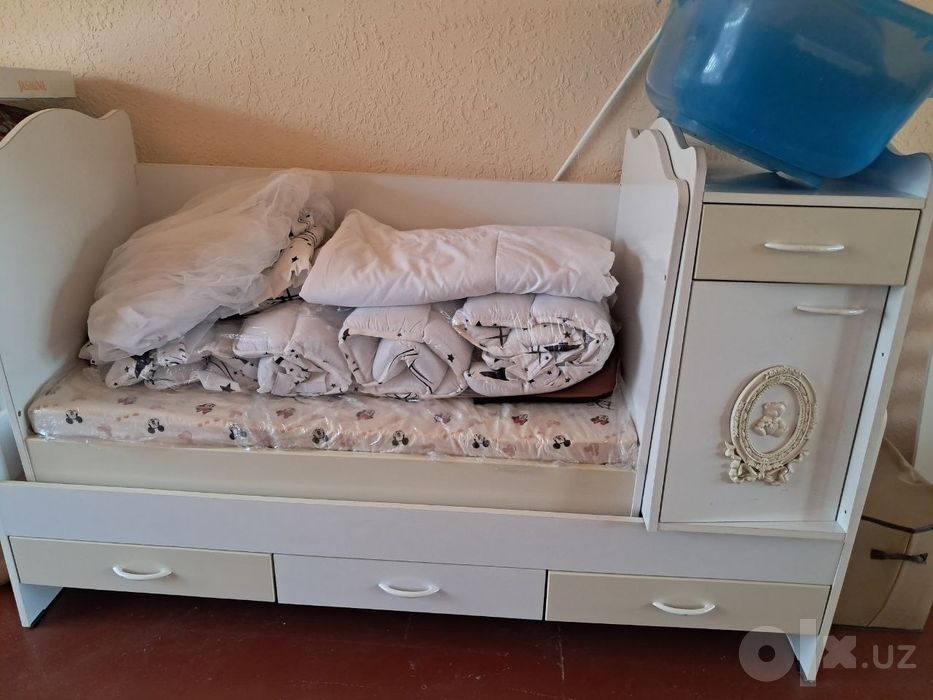 Detskiy krovat va ovqat yidgan