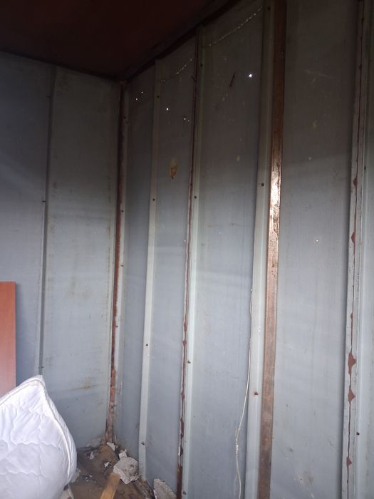 Продавам форгон с две стай