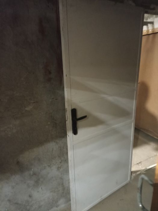 Метална врата с рамка.