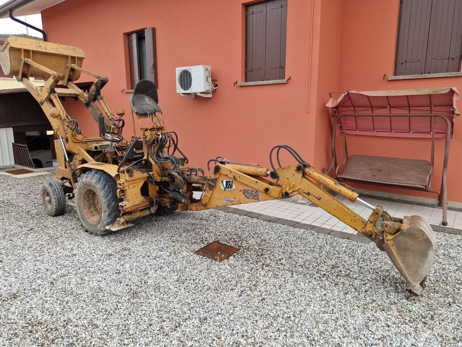 Mini buldoexcavator Fai