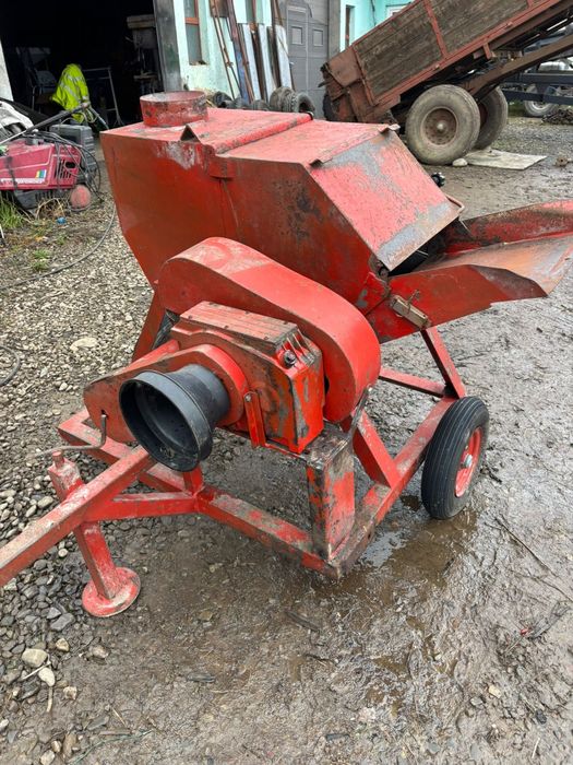 Moara cu ciocanele dupa tractor