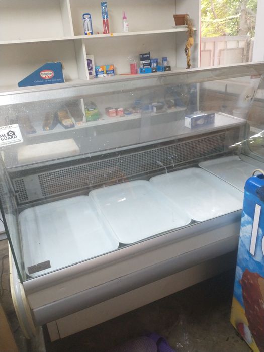 Vitrina frigorifica și rafturi