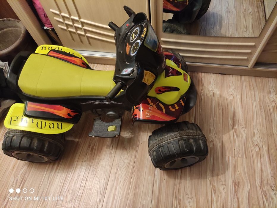 Квадроцикл большой .зарядка хватает на долго