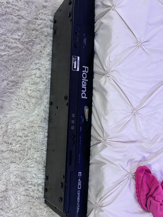 Roland E-40 във добро  състояние
