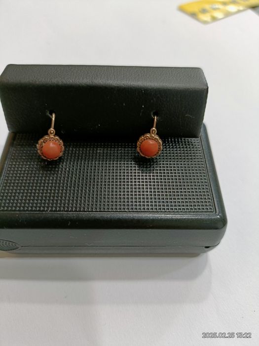Vind cercei din aur 8kt cu coral natural