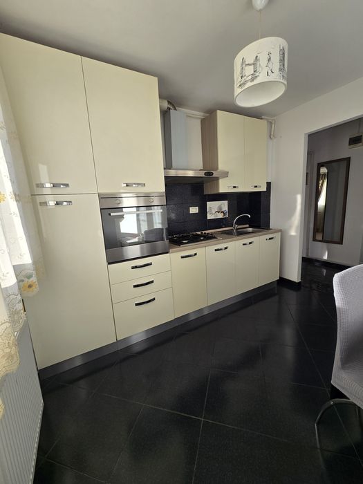 Inchiriez apartament 3 camere, micro 11