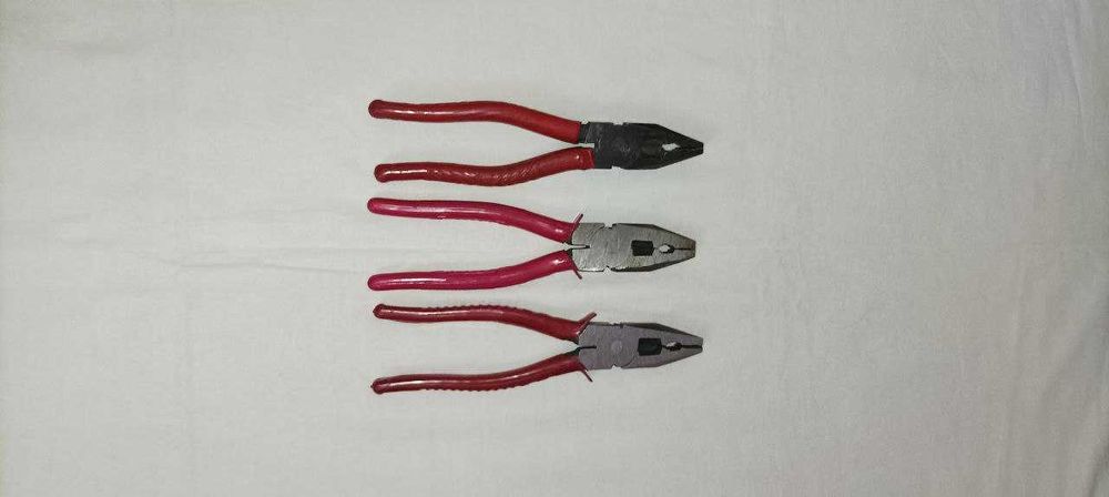 Гаечный ключ и плоскогубцы