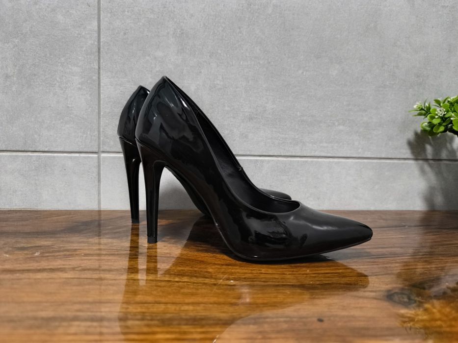 Черни лачени обувки стилето New Look