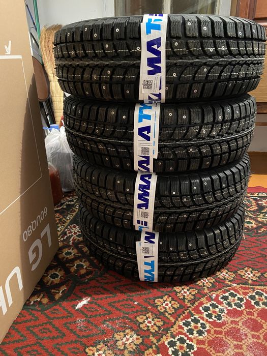 Продам новые шипованные резины комплект 195/65/15