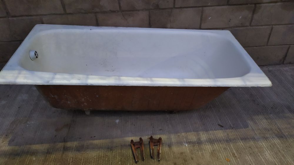 “SSSRda ishlab chiqarilgan chugun vanna, mustahkam va a’lo holatda.
Ч