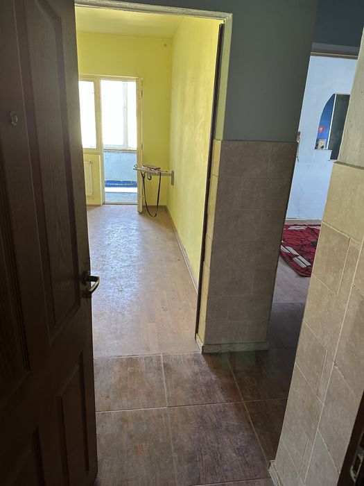 Vând apartament cu 3 camere  etaj 4
