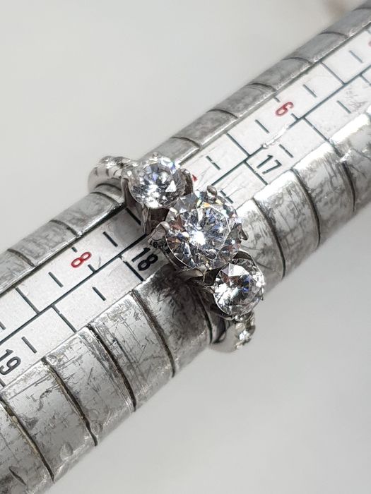 Inel din aur alb de 14K cu 3 pietre semiprețioase albe – mărimea 56