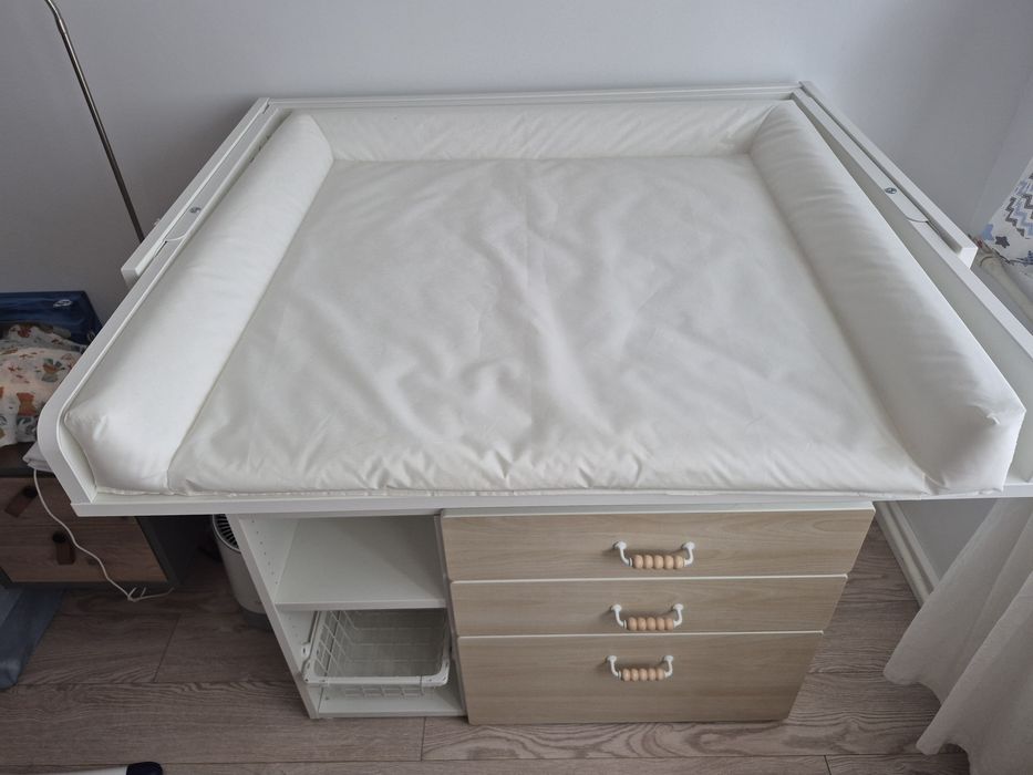 Masa de infasat IKEA cu sertare si spatii depozitare, stare foarte bun