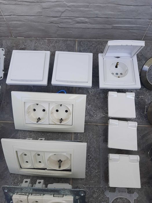 Контакти и ключове Schneider Electric Сешоар Johnson SHAVER 800 W