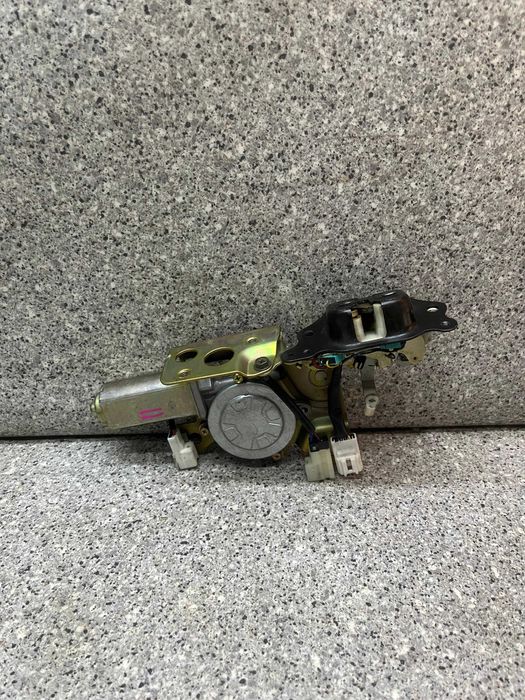 Замок багажника на Ниссан Эльгранд Е50/Е51/Е52