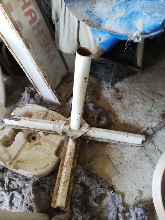Продавам маси, стойки за чадър