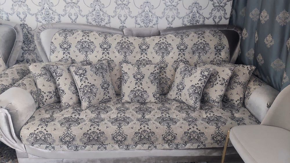 Диван екі кресломен