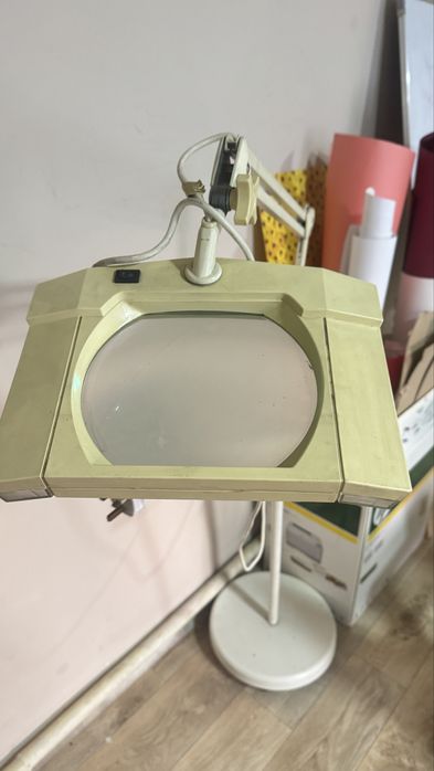 Увеличительное стекло на стойке