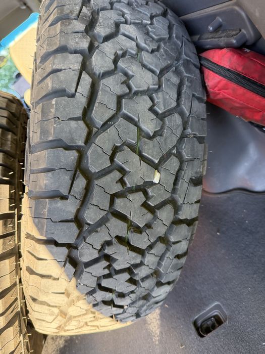 Гуми Roadcruza 235/65/17 нови на един месец