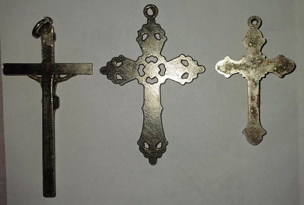 Lot 3 cruciulițe mai vechi / din metal alb neferos / nu au marcaje