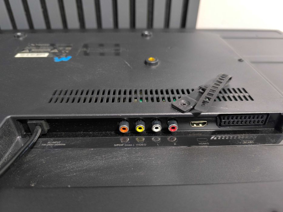 Televizor STRONG SRT 40FE4003N 40 inch cu porturi multiple