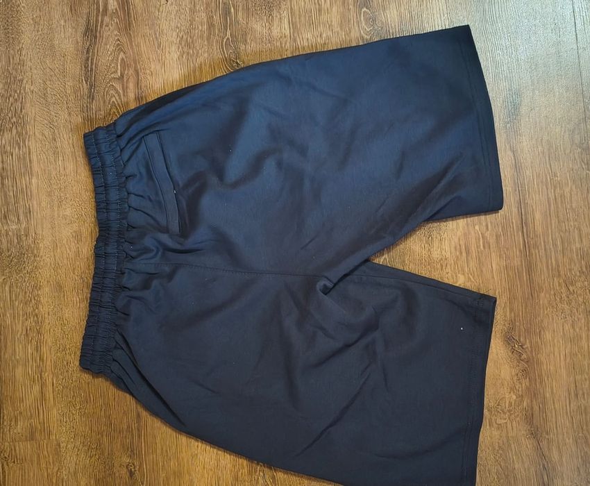 Vând pantaloni scurți calvin klein