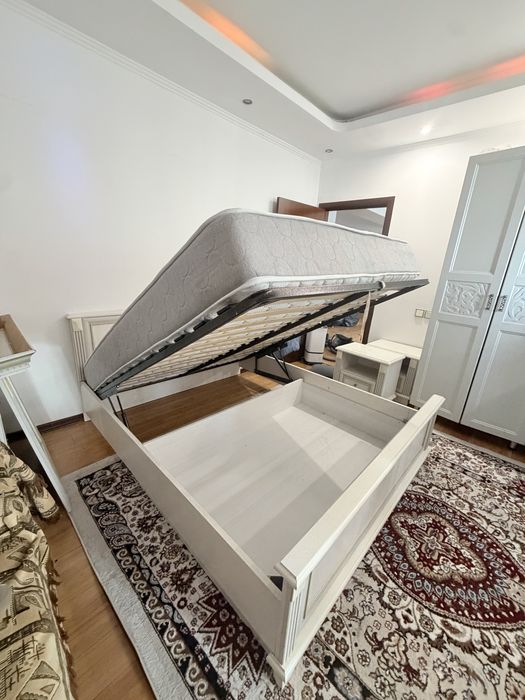 Комод с зеркалом, кровать