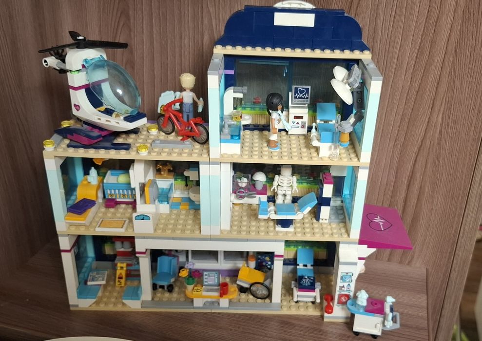 LEGO Friends Клиника Хартлейк Сити