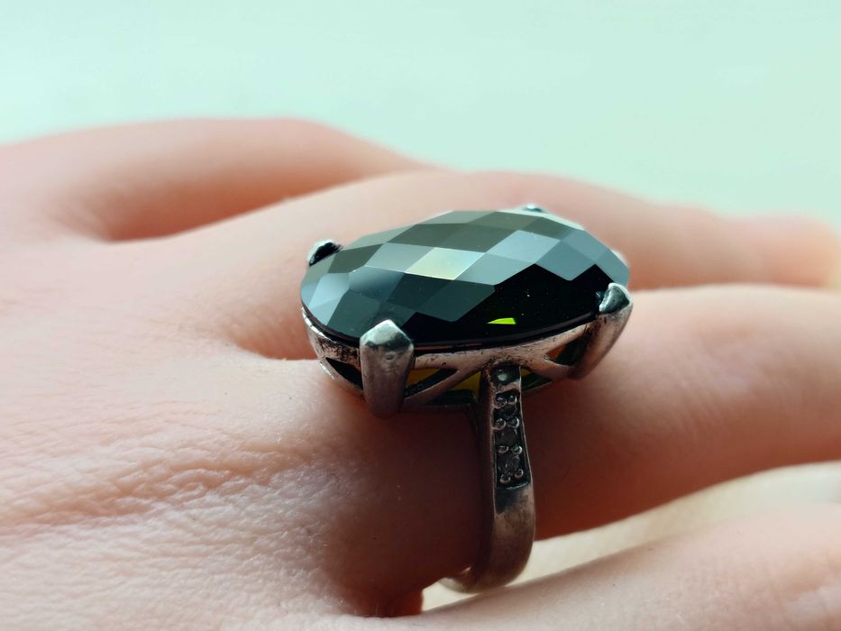 Inel din argint cu piatră verde închis