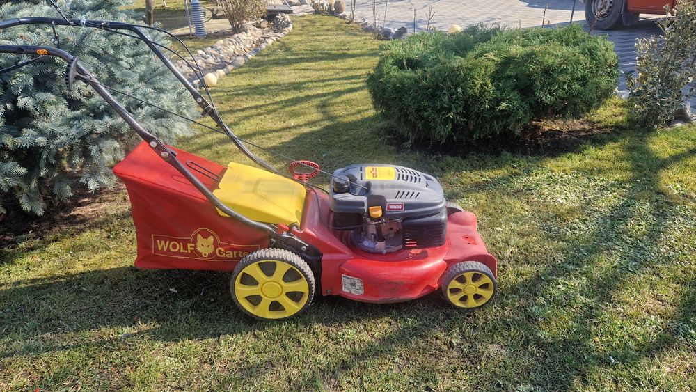 Vand masina de tuns iarba pe benzina cu tractiune
