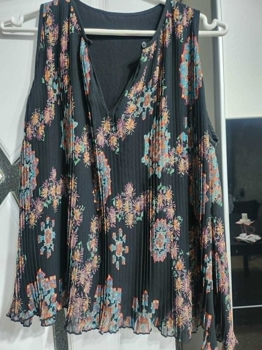Продавам риза на марката ЗАРА и летен топ на марката Desigual