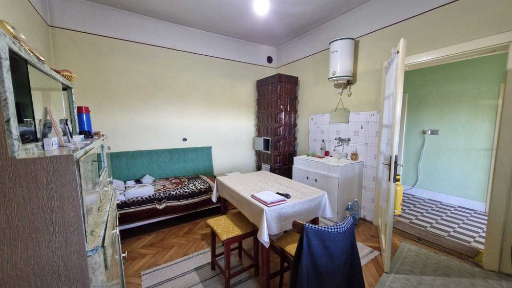 Casă cu 4 camere, teren de 1000 mp, curte 437 mp, suprafata utila 92 mp.