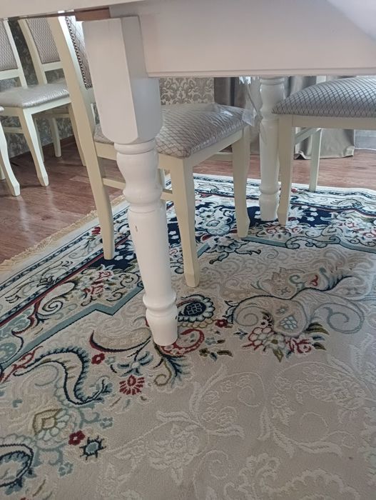 Стол и  двенадцать стульев