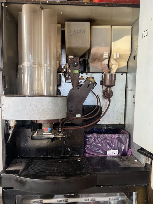 Automat cafea si vitrina frigorifica sucuri
