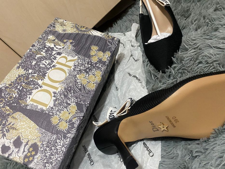 Pantofi Dior.  .