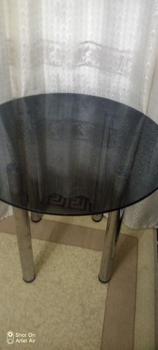 Стол стеклянный круглый.