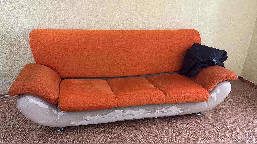 Диван с креслом.