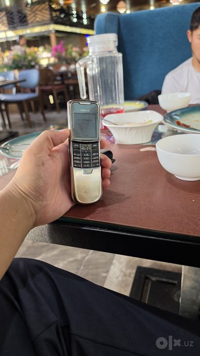 Nokia 88 00 sotiladi radnoy telefon