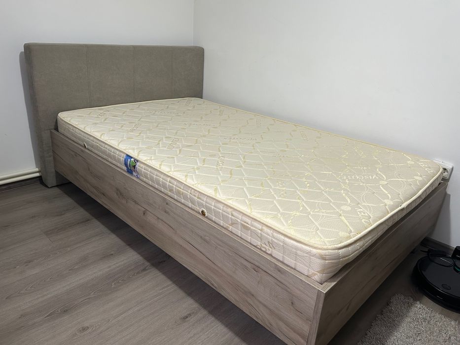 Pat tapitat cu saltea, aproape nou, 120/200.