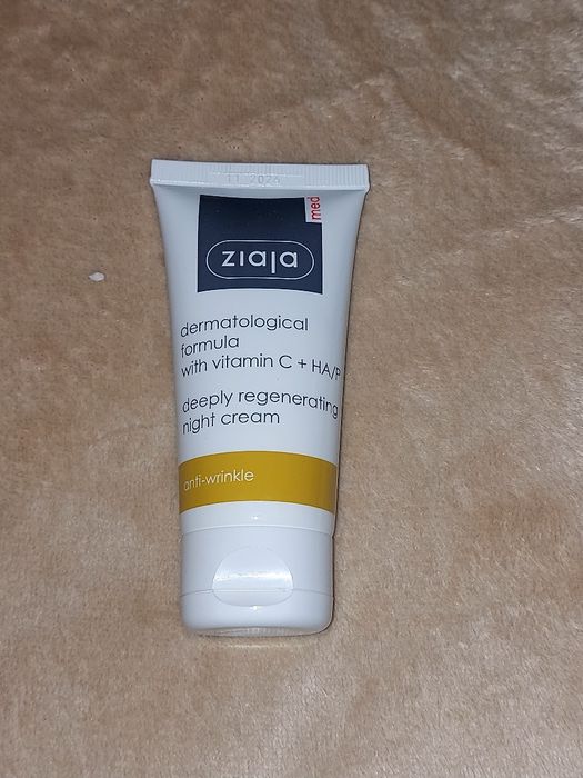 Dermatologlar tomonidan tasdiqlangan vitamin C cremi