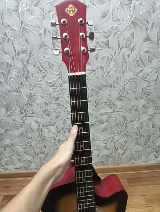 продам акустическую гитару